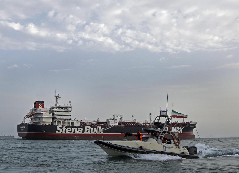 Barco de Reino Unido Stena Impero es vigilado por un bote de Irán. FOTO: EFE