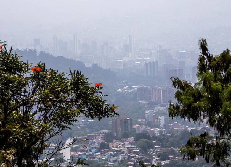 Así se veía una parte del Valle de Aburrá este domingo. FOTO: Julio César Herrera Echeverri