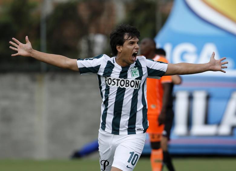 El paraguayo Pablo Zeballos logró este sábado su primer doblete en el fútbol colombiano al abrir y cerrar el marcador a favor de Nacional ante Envigado en el Parque Estadio Sur. FOTO JUAN ANTONIO SÁNCHEZ