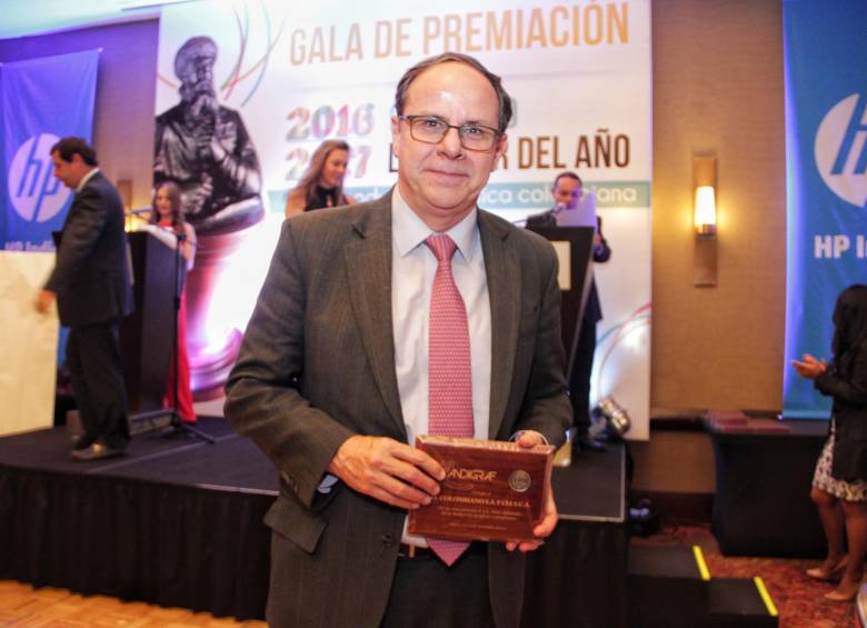 Luis Miguel de Bedout, presidente de EL COLOMBIANO, recibió el reconocimiento este viernes en Bogotá. FOTO colprensa