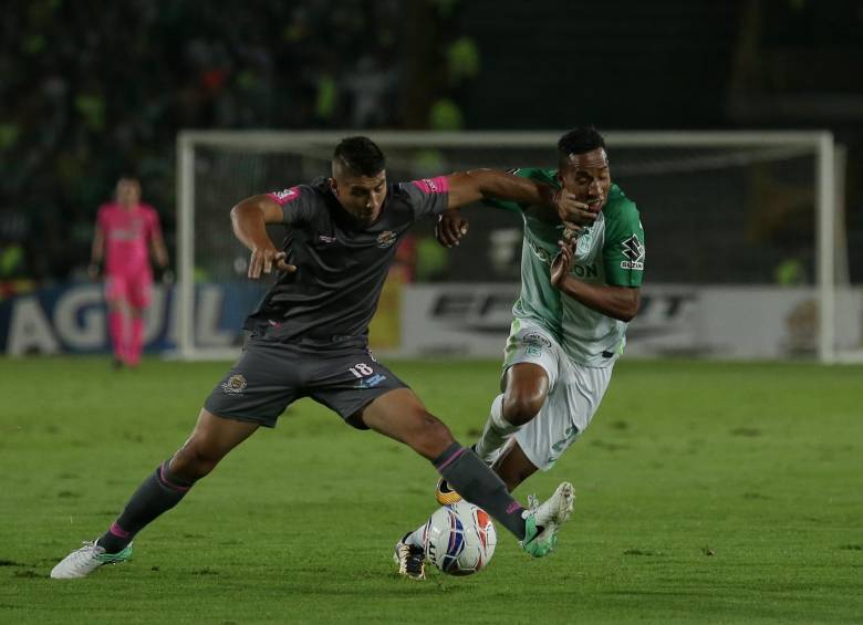 Tigres incomodó a Nacional desde el primer minuto de juego, lo presionó en todos los sectores, como en esta acción de John Édison Mosquera, agobiado por un rival. FOTO colprensa