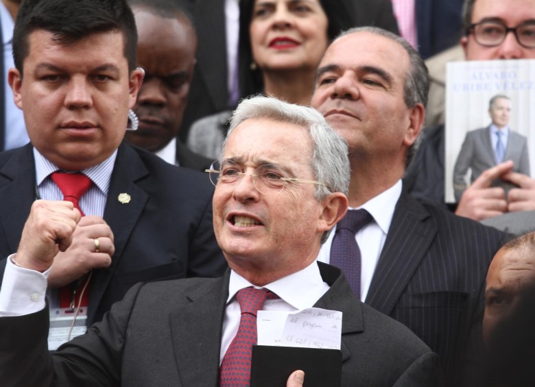 El expresidente Álvaro Uribe aceptó la petición de líderes regionales de abrir la lista para el Senado, según confirmaron varios senadores. FOTO COLPRENSA