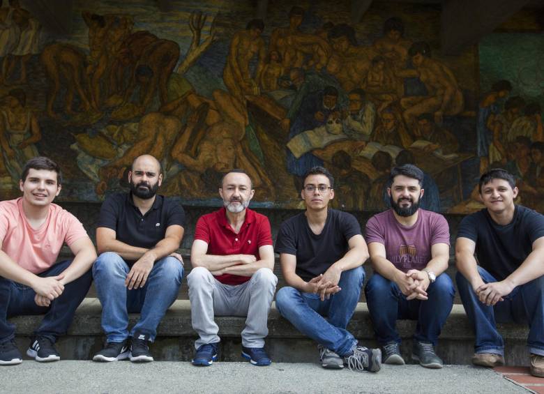 Grupo de la Universidad de Antioquia que hace parte del experimento CMS del Cern. Cuarto de izquierda a derecha, el investigador Jhovanny Mejía. FOTO Edwin Bustamante