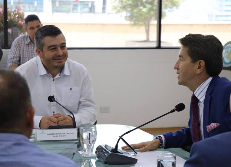 El alcalde, Sneyder Quiceno, y el gobernador, Luis Pérez, se reunieron para hablar de la seguridad en Guarne. FOTO CORTESÍA ALCALDÍA DE GUARNE