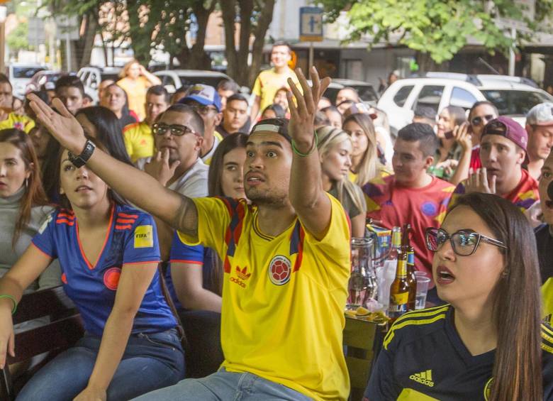 El buen desempeño de la Selección en la Copa América ha hecho que los colombianos aumenten su interés por consumir cerveza en un 40 %: Fenalco. Foto: Carlos Velásquez