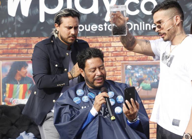 Video: la peluqueada de René Higuita