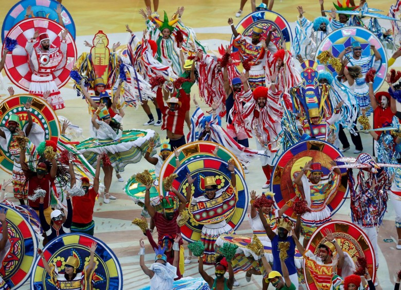 La ceremonia de clausura fue antes del partido y prendió el carnaval en el escenario deportivo.