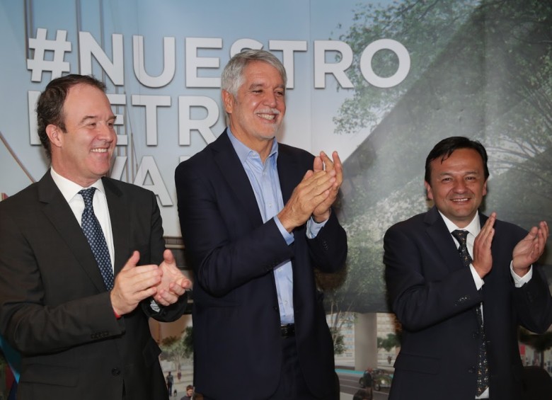 Izquierda a derecha: Andrés Escobar, Gerente de la Empresa Metro; Enrique Peñalosa, Alcalde de Bogotá; Juan Pablo Bocarejo, Secretario de Movilidad. FOTO CORTESÍA