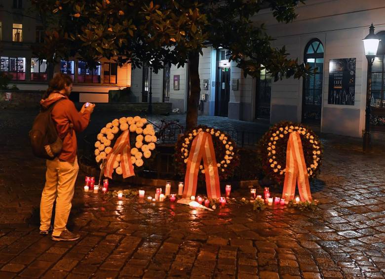 Este es uno de los homenajes rendidos a las víctimas del ataque terrorista que el pasado lues, en Viena, Austria, perpetró un ciudadano con nacionalidad austriaca y macedonia. FOTO AFP