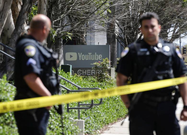 Policías en la sede de YouTube en San Bruno, California. FOTO EFE