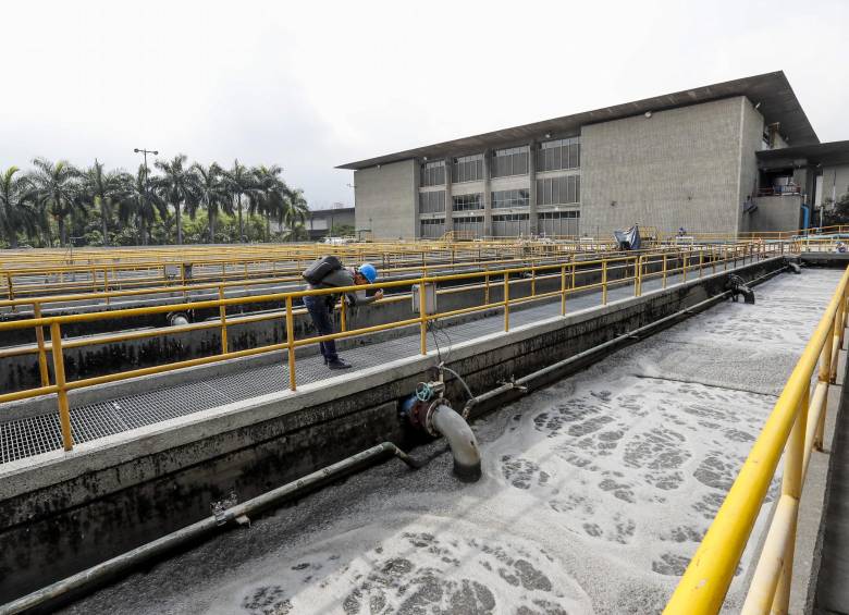 Así luce uno de los tanques de tratamiento de aguas residuales en la planta San Fernando. Allí llegan los vertimientos del sur del Valle de Aburrá a través de redes de alcantarillado. FOTO Jaime Pérez