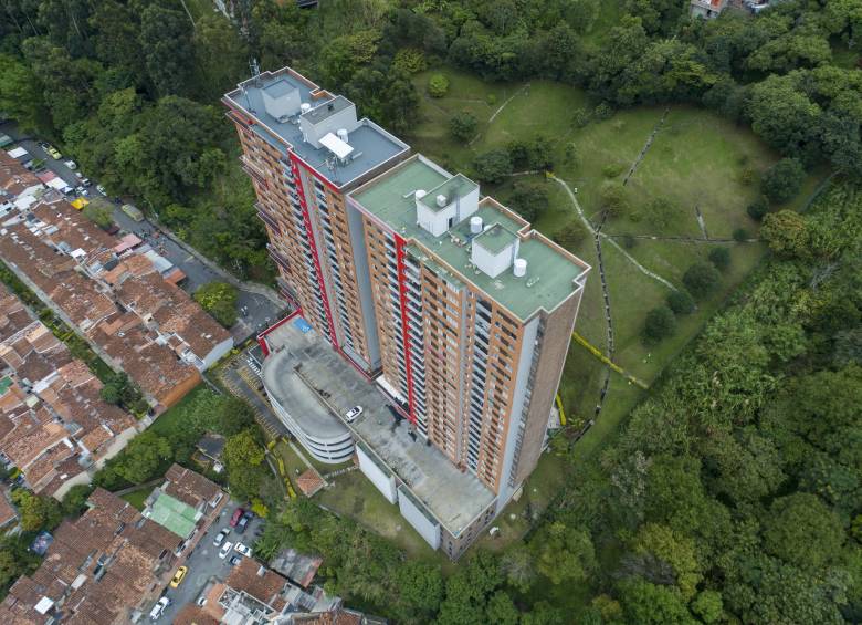 Una vez finalice la estabilización de las dos torres, los organismos de emergencia decidirán si los residentes pueden entrar y sacar pertenencias de las viviendas. FOTO josé luis arango