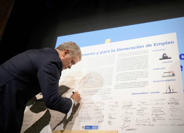 Con la firma de estos nuevos acuerdos, se busca que la producción suba 28 billones de pesos en el cuatrienio. FOTO Presidencia