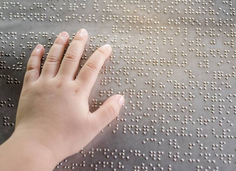 Jóvenes concocen las técnicas de estimulación para personas con discapacidad visual. FOTO sstock