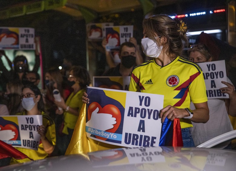 Dos días después de la medida de detención contra Uribe, hubo manifestaciones de apoyo en ciudades como Medellín (foto), Cali, Barranquilla y Bogotá. FOTO carlos alberto velásquez