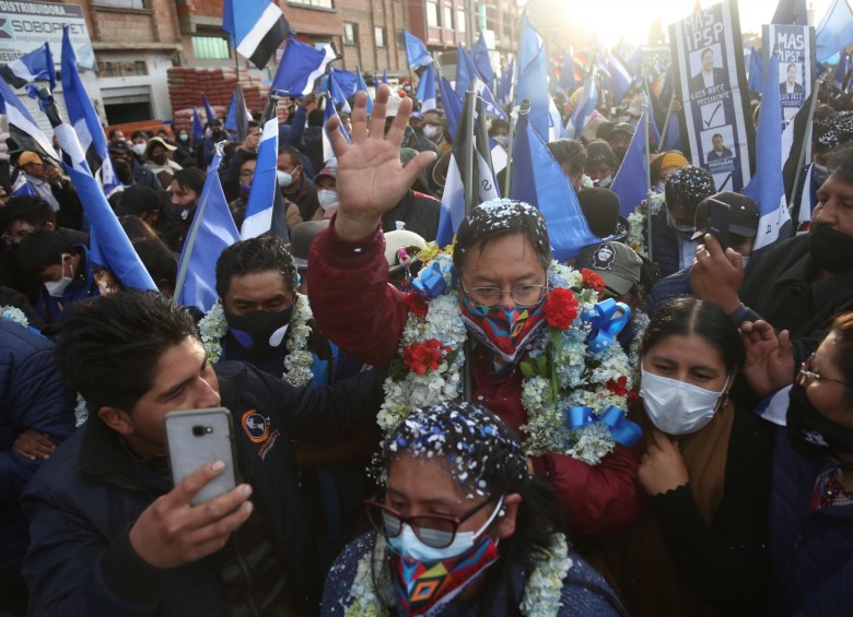 En Bolivia, Luis Arce, candidato por el partido Movimiento al Socialismo (MAS), es considerado el reemplazo de Evo Morales, quien desde el asilo en Argentina le hace campaña. FOTO AFP