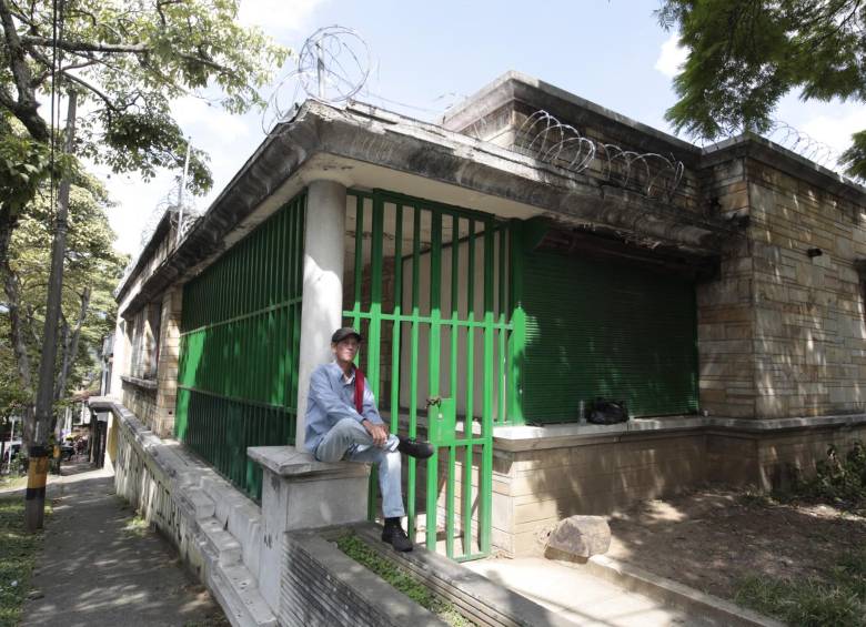 Esta casa, de la carrera 50 con la calle 64, la dejaron sola. Quedan poco más que paredes y rejas. FOTO Manuel Saldarriaga
