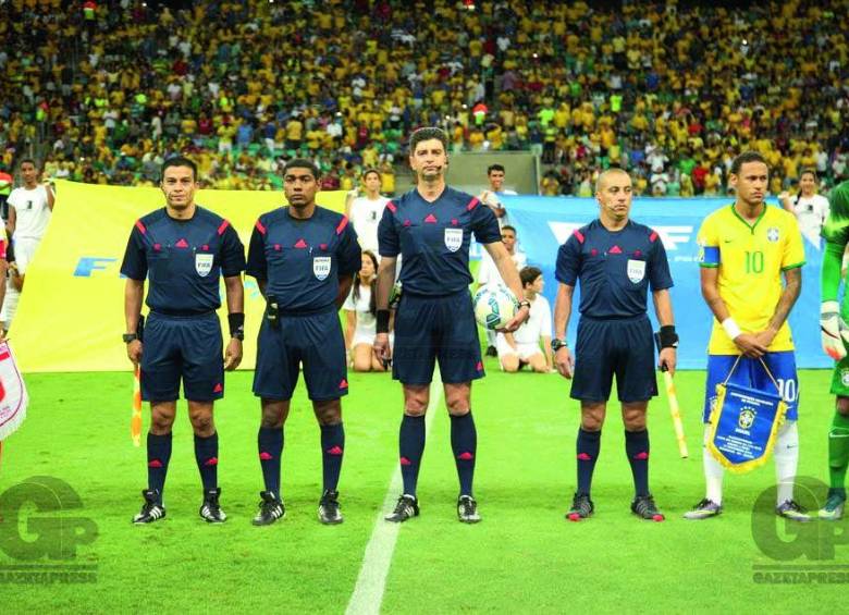 El partido de la Eliminatoria (Brasil-Perú) con el que cerró su carrera internacional. Ahí, cerca de Neymar. Fotos cortesía Hernando buitrago