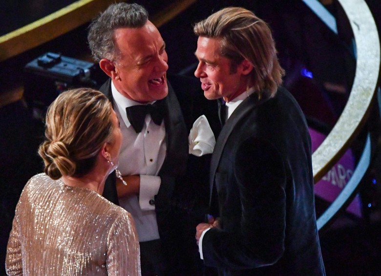 Una conversación divertida entre Tom Hanks, Rita Wilson y Brad Pitt. FOTO AFP