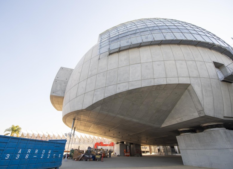 Una esfera de acero y concreto, que se encuentra al costado del museo, parece flotar sobre el suelo para encarnar “la magia del cine” y se conecta por pasarelas al edificio principal. Foto AFP