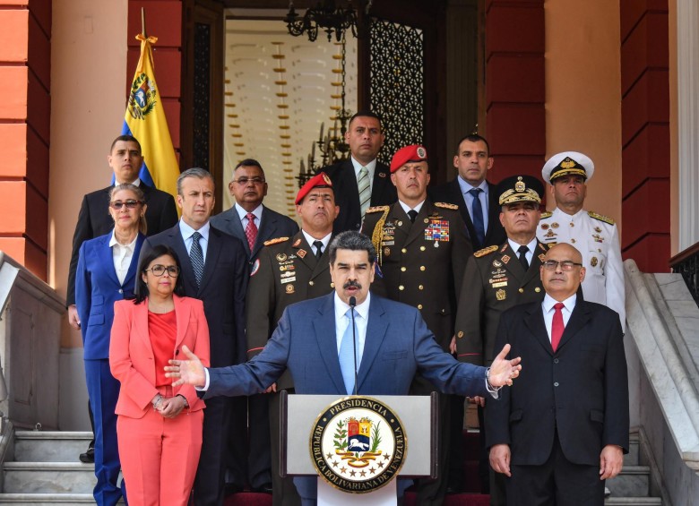 Nicolás Maduro acompañado de militares, ministros y la vicepresidenta. Acá están el Aissami y Padrino López. FOTO Getty