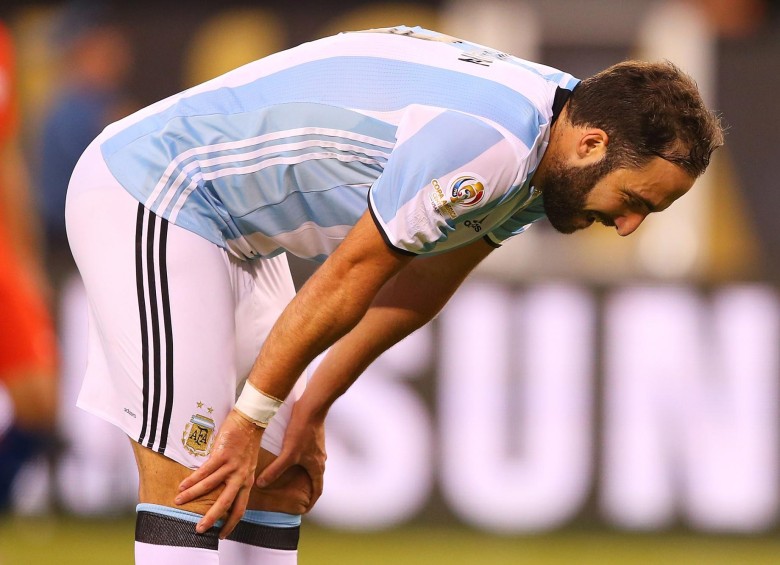 Gonzalo Higuaín tuvo la mejor oportunidad para definir el encuentro cuando falló un mano a mano con el portero chileno Claudio Bravo a los 21 minutos. FOTO AFP