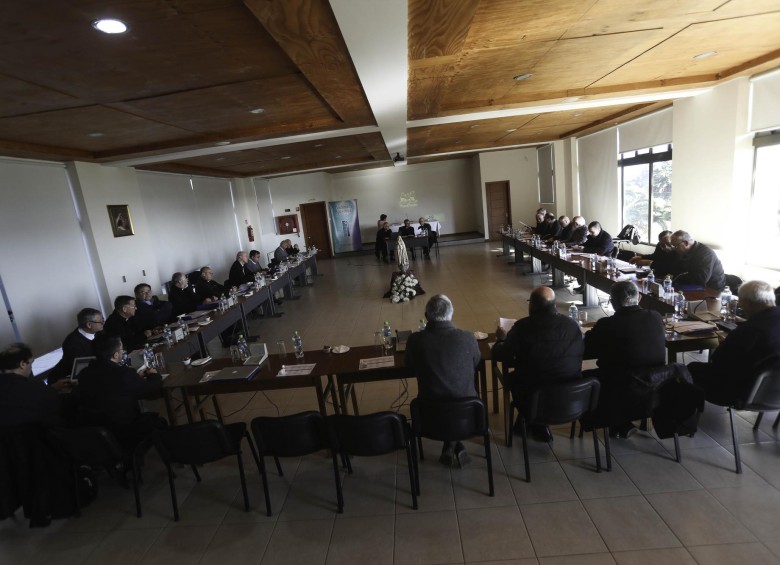 Asamblea extaordinaria de la Conferencia Episcopal de Chile que se realizó el pasado lunes para estudiar escándalo por presuntos abusos sexuales. FOTO: EFE