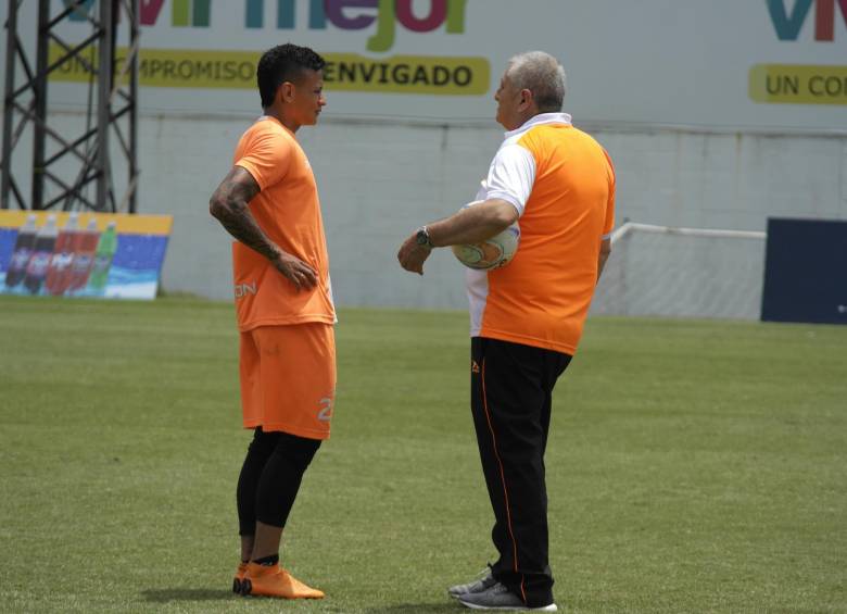 Eduardo Lara Lozano inició su camino en Envigado hablando con cada uno de sus dirigidos. FOTO cortesía-Envigado 