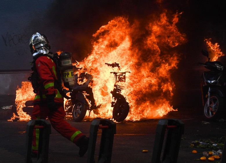 Hubo disturbios e incendios durante las manifestaciones. Foto: AFP - Anne-Christine Poujoulat.