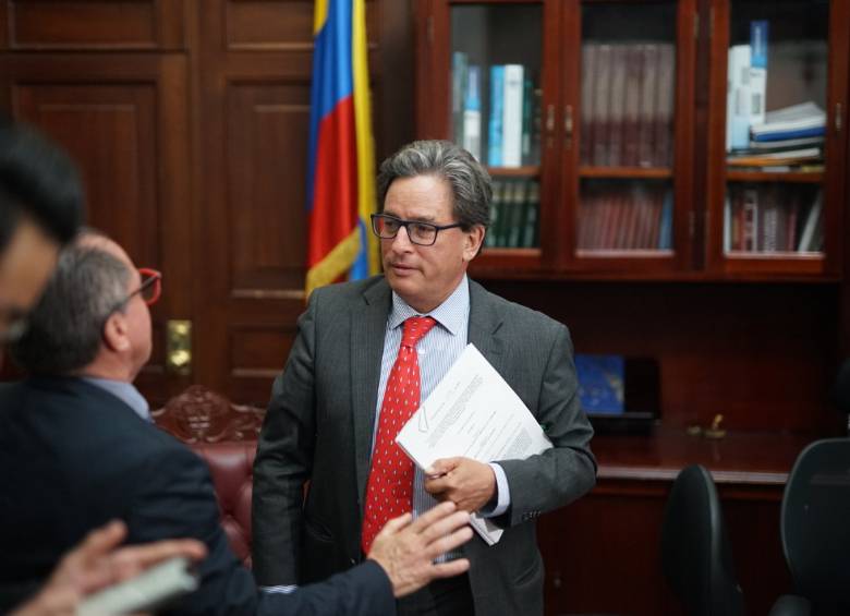 El momento en el que el ministro de Hacienda, Alberto Carrasquilla, radicó en la Secretaría de la Cámara de Representantes el proyecto de ley con el que se busca reemplazar la Ley de Financiamiento. FOTO CORTESÍA PRENSA CÁMARA DE REPRESENTANTES