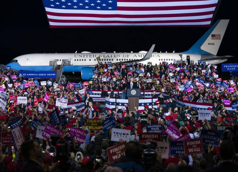 La foto corresponde a un acto de campaña de Donald Trump, el pasado 1 de noviembre, en apoyo a Josh Hawley, candidato republicano al Senado por Misuri. Foto Efe.