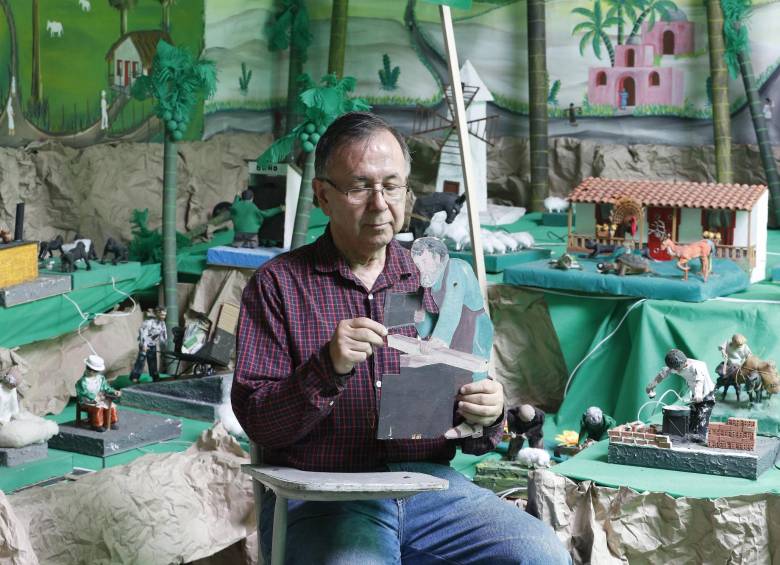 Jairo Franco tiene en sus años el San José de su primer pesebre hace 50 años. FOTOS MANUEL SALDARRIAGA Y JULIO CÉSAR HERRERA
