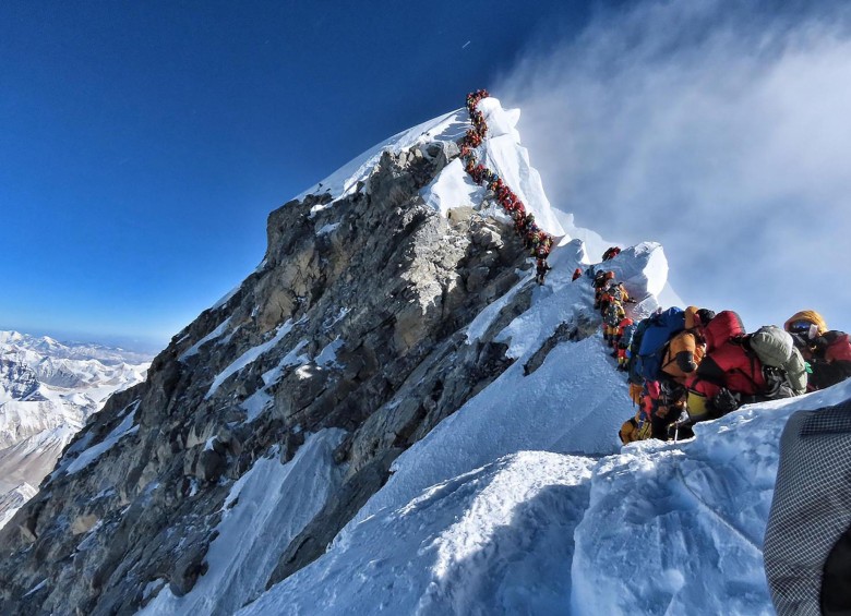 Cola para escalar el Everest. Foto: AFP / @nimsdai Project Possible