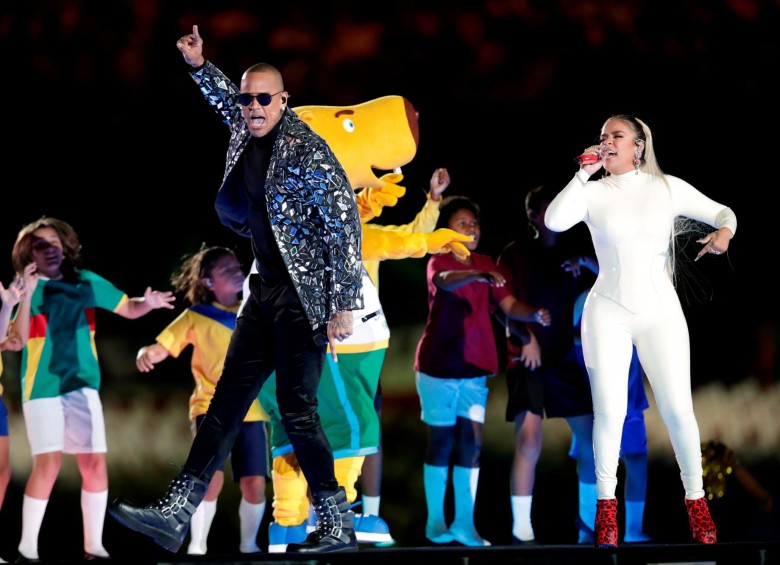 Karol G y el brasileño Léo Santana entonaron “Vibra Continente”. FOTO REUTERS