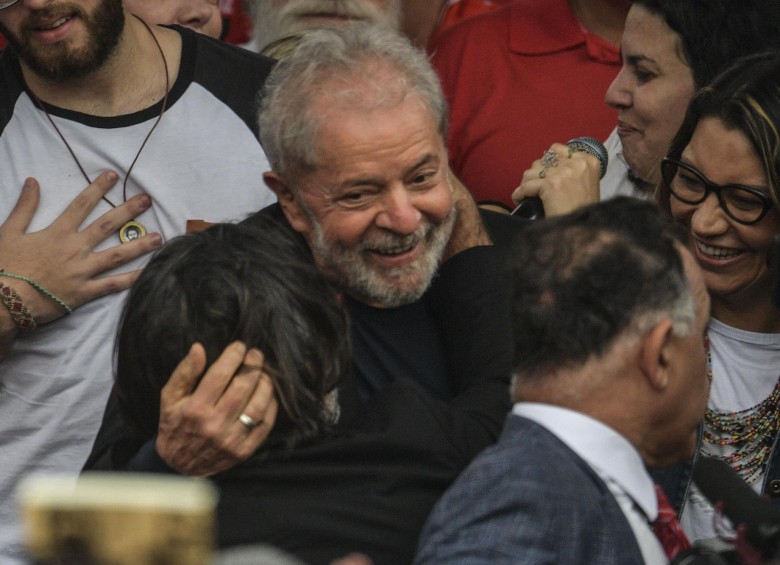 El expresidente brasileño Luiz Inácio Lula da Silva sale de la sede de la Policía Federal, donde estaba cumpliendo una condena por corrupción y lavado de dinero, en Curitiba, Estado de Paraná. FOTO AFP