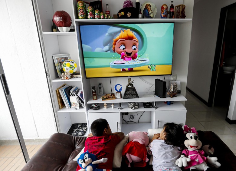 El aislamiento voluntario ha generado que los colombianos inviertan más horas de su día en televisión. FOTO: Jaime Pérez Munevar.