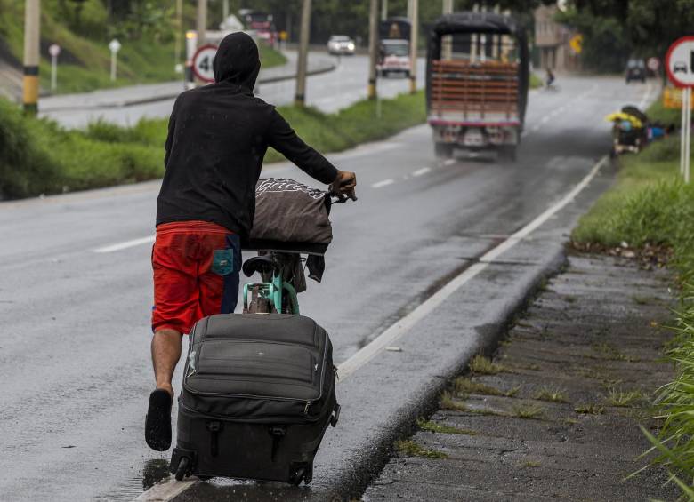 Caminantes venezolanos atraviesan Autopista Norte en Antioquia buscando retornar a Venezuela. FOTO: JULIO CÉSAR ECHEVERRI