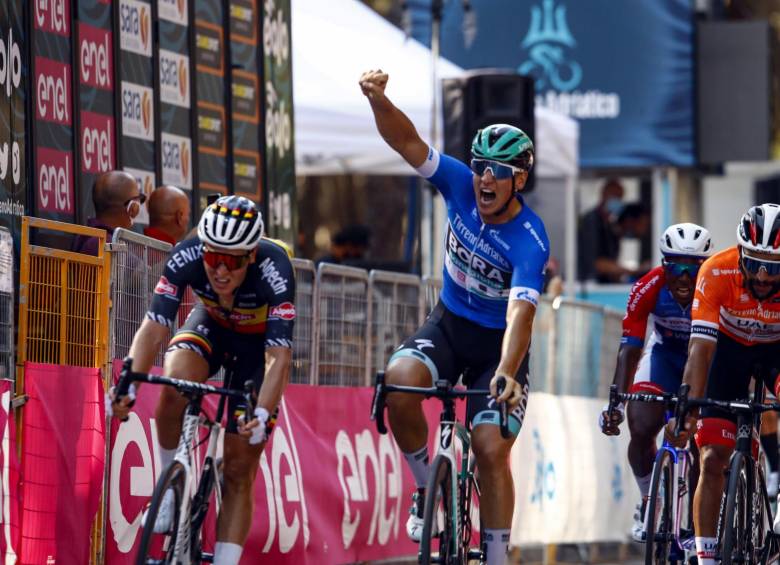 En la imagen, Pascal Ackermann celebra sobre el colombiano Fernando Gaviria (de naranja). FOTO EFE