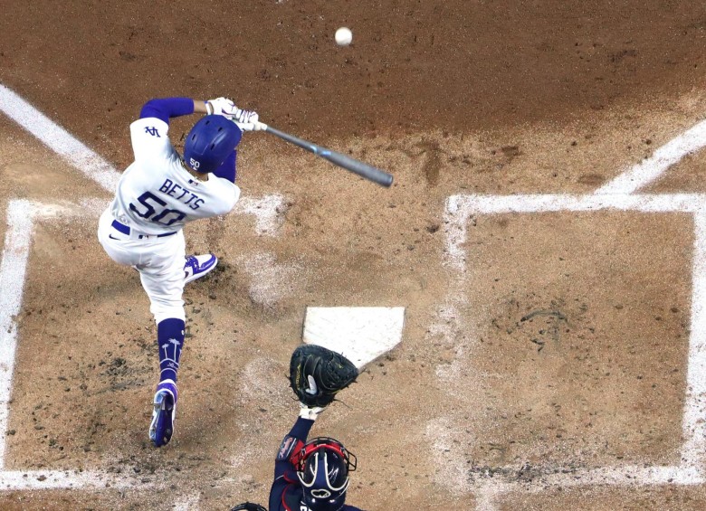 Mookie Betts, al bate por los Dodgers, campeones de la Liga Nacional 2020. Foto AFP