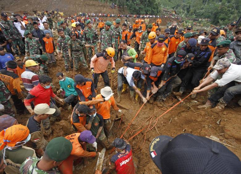 Por lo menos 15 personas resultaron heridas por la avalancha, 11 de ellas de gravedad, mientras que 577 han sido evacuadas a campamentos temporales. FOTO AP.