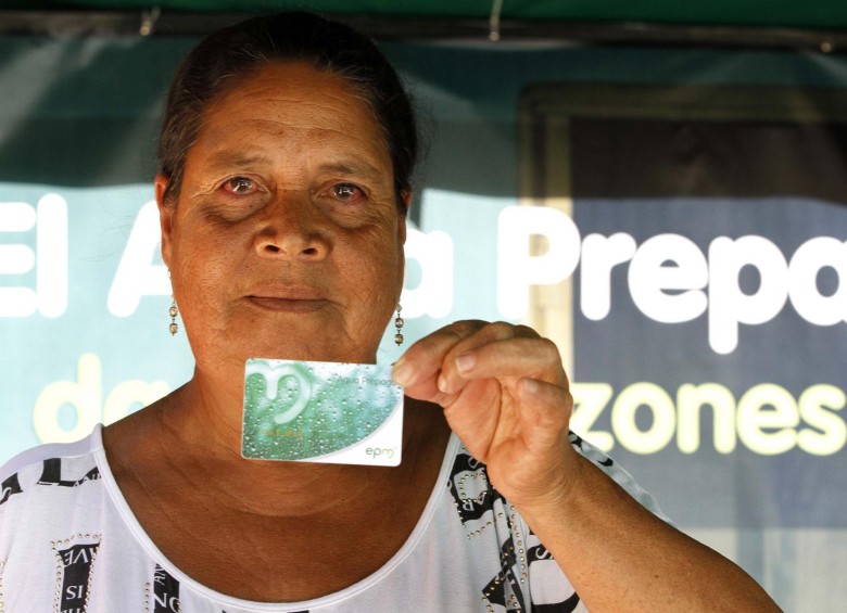 Luz García es la primera usuaria del servicio de agua prepago en Medellín. FOTO donaldo zuluaga