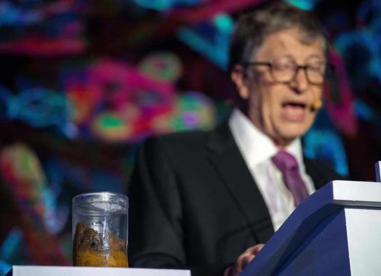 Bill Gates y su frasco de excrementos para denunciar la falta de inodoros