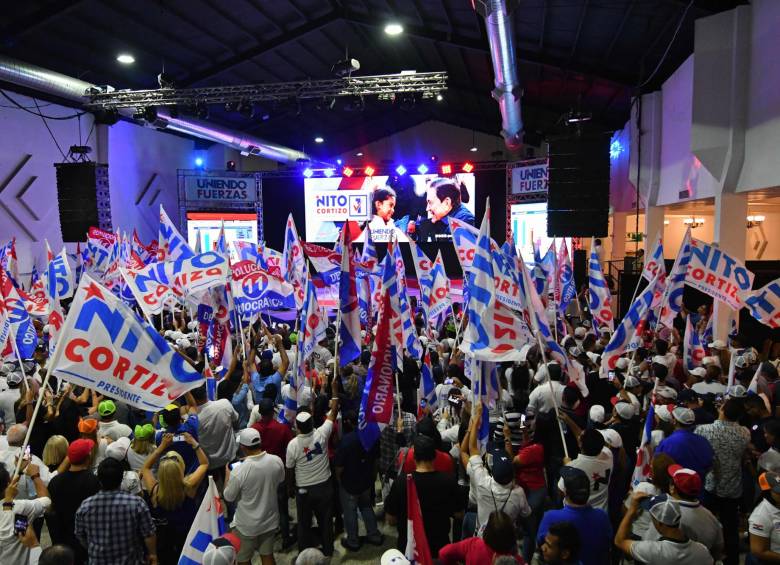 Simpatizantes de Cortizo se reunieron para esperar el resultado de las elecciones, deseosos de un cambio respecto al expresidente Ricardo Martinelli, detenido por el caso Odebrecht. FOTO afp