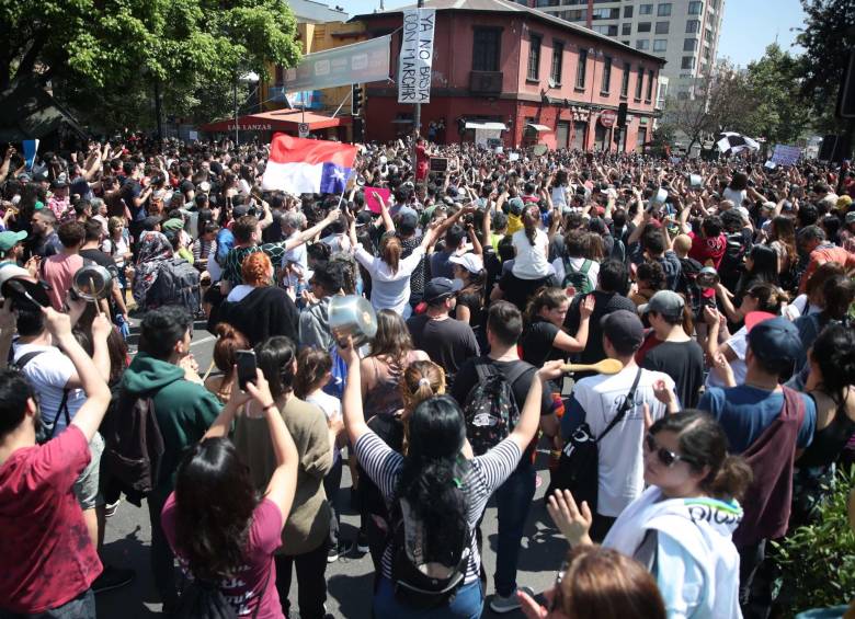 Las manifestaciones en Chile comenzaron el pasado viernes por un alza en el pasaje de metro en la capital, Santiago. FOTO: EFE