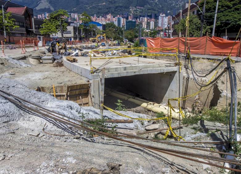 Según anunció Metroplús en febrero pasado, el corredor estaría listo ayer. Ante el incumplimiento, se desconoce una nueva fecha. Así luce actualmente el proyecto vial. FOTO JUAN ANTONIO SÁNCHEZ