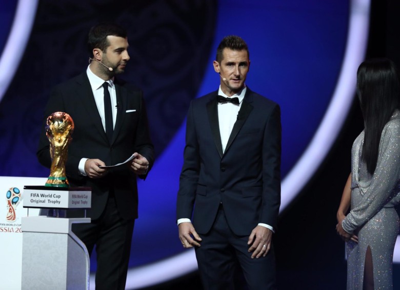 El alemán Miroslav Klose, máximo artillero en la historia de los Mundiales, llevó el trofeo de la Copa Mundo al escenario. FOTO FIFA