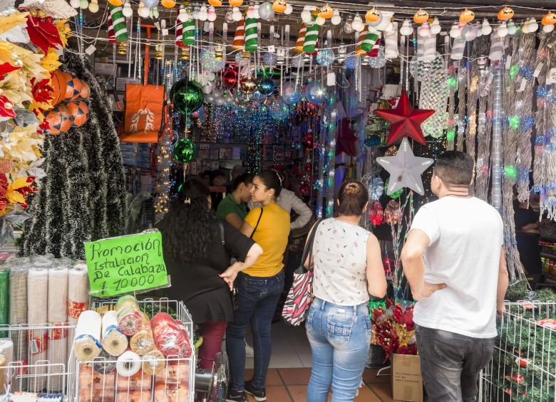 Los locales del centro de la ciudad ya tienen mercancía de Navidad. Foto: Andrés Camilo Suárez Echeverry