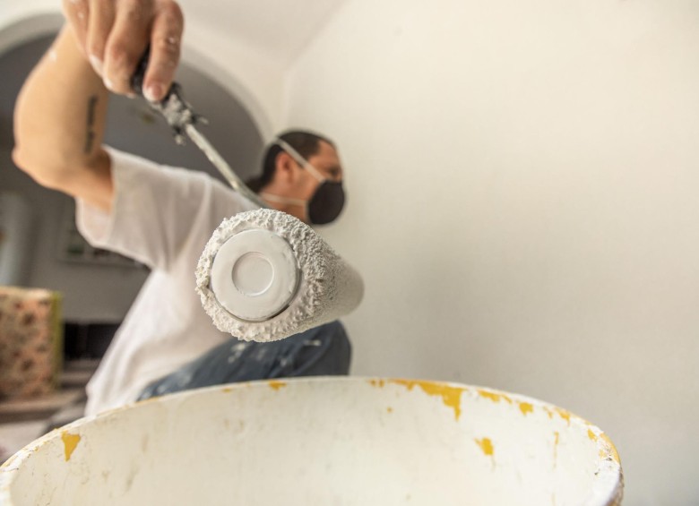 Alex Jiménez, pintor de brocha gorda, espera que el gobierno permita que en las viviendas se puedan hacer reformas para así tener trabajo e ingresos de manera continua. FOTO camilo suárez