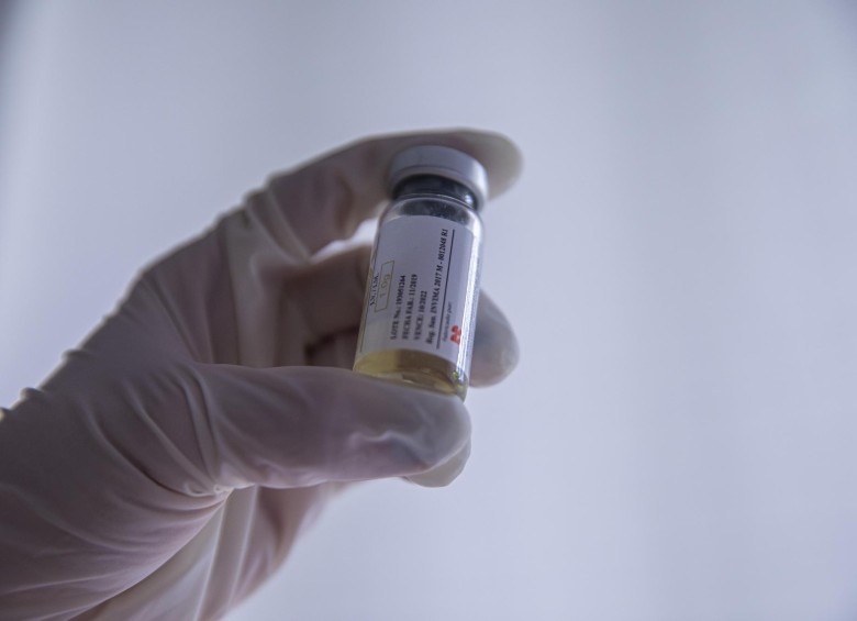 Investigadores muestran un nuevo modelo para suministrar la potencial vacuna que priorizaría la reducción de las muertes prematuras. FOTO carlos alberto velásquez