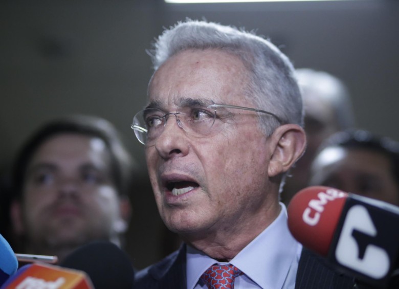 Álvaro Uribe Vélez está a la espera de la audiencia en la que se tomará una decisión con respecto a su libertad. FOTO: Colprensa